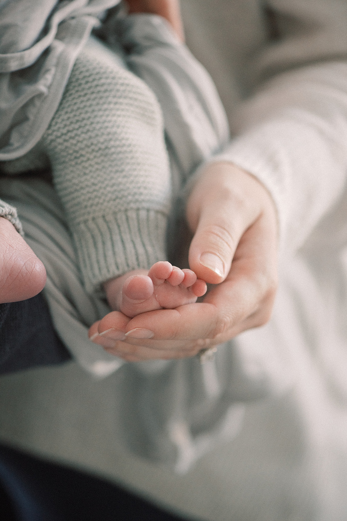 Indianapolis newborn photographer in home newborn session